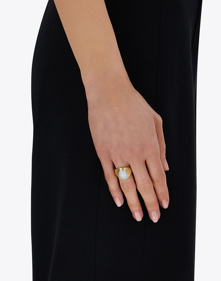 “Muse” signet ring in engraved gold and pavé diamonds (small)